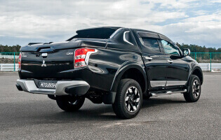 Поджидаем новый Pajero Sport за рулём пикапа Mitsubishi L200