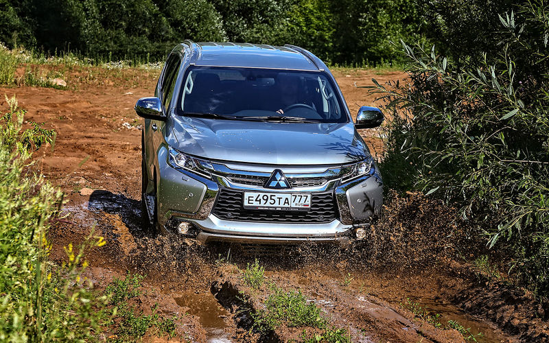 На машинах Mitsubishi Pajero Sport III в топ-исполнении - светодиодные фары. Противотуманки теперь посажены ниже и более уязвимы на бездорожье. Грязевые ванны вседорожнику не страшны: глубина брода, преодолеваемого новым Спортом, достигает 700 мм.