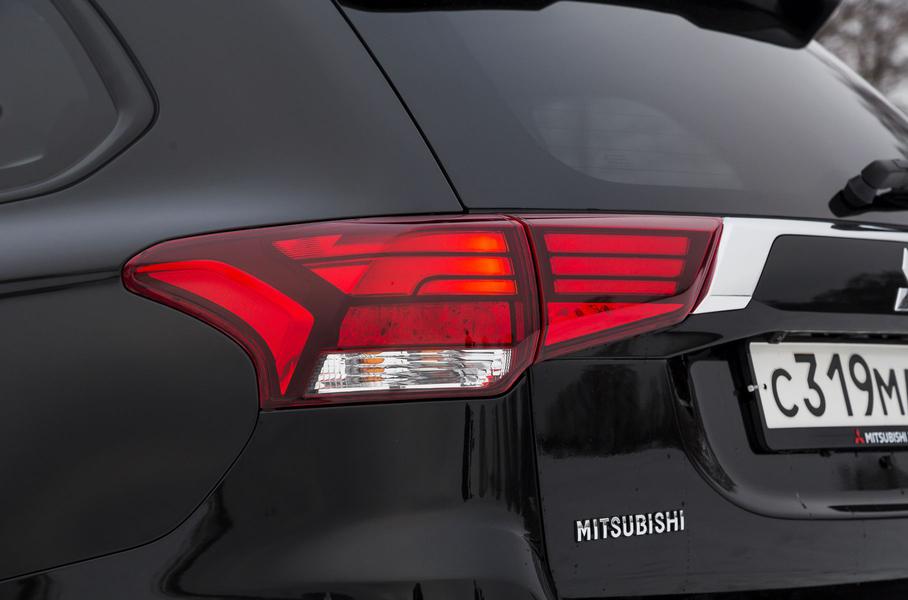 Задние фонари выполнены на светодиодах у всех Аутлендеров Mitsubishi Outlander