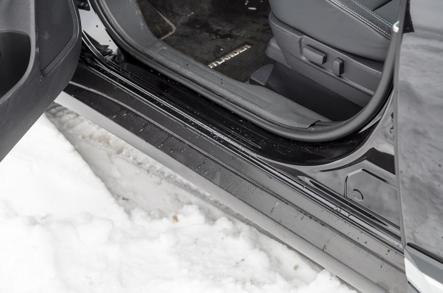 Не прикрытые дверями пороги притягивают дорожную грязь... Mitsubishi Outlander