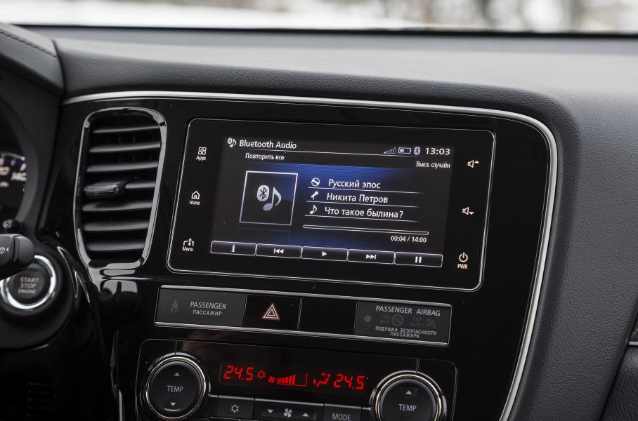 Система неплохо освоила интеграцию со смартфонами Mitsubishi Outlander