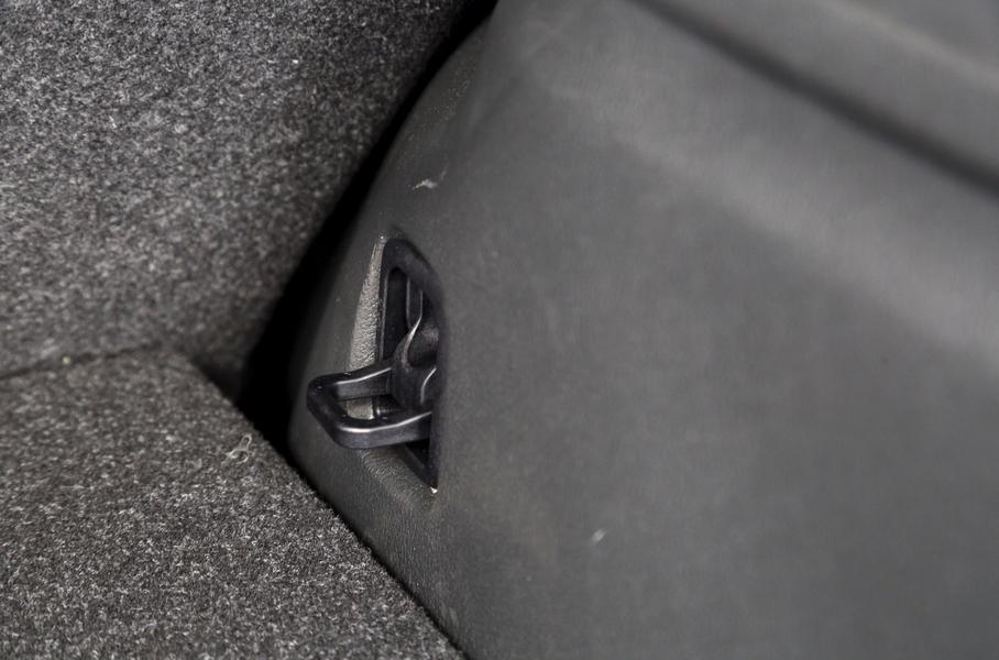 В кожухах колёсных арок установлены такелажные петли Mitsubishi Outlander
