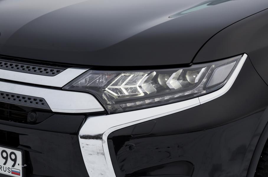 А вот полностью диодные фары головного света — это прерогатива топ-версии Ultimate Mitsubishi Outlander